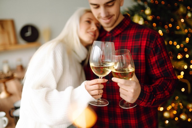 Jong koppel samen kerst vieren in versierde huis Romantische dag Wintervakantie