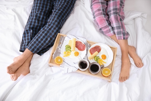 Jong koppel samen ontbijten in bed