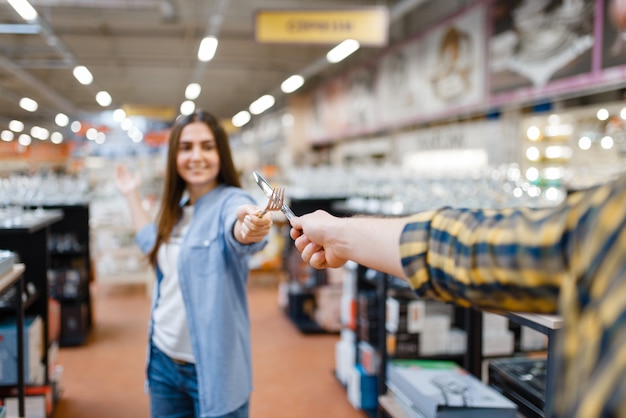 Jong koppel schermen in houseware winkel