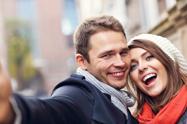 jong koppel selfie te nemen in de stad