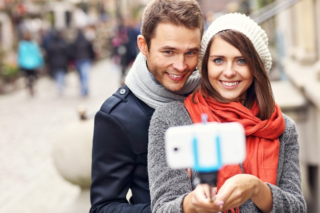 jong koppel selfie te nemen in de stad