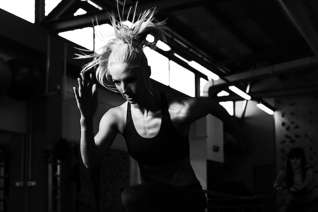 Jong koppel trainen samen met weerstandsbanden een beenoefening in een gezondheids- en fitnessconcept