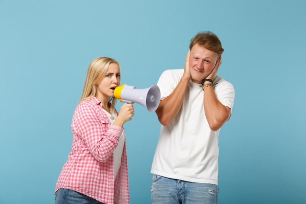 Jong koppel twee vrienden man en vrouw in wit roze lege t-shirts poseren