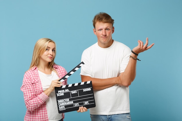 Jong koppel twee vrienden man en vrouw in wit roze lege t-shirts poseren