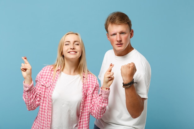 Jong koppel twee vrienden man en vrouw in wit roze t-shirts poseren