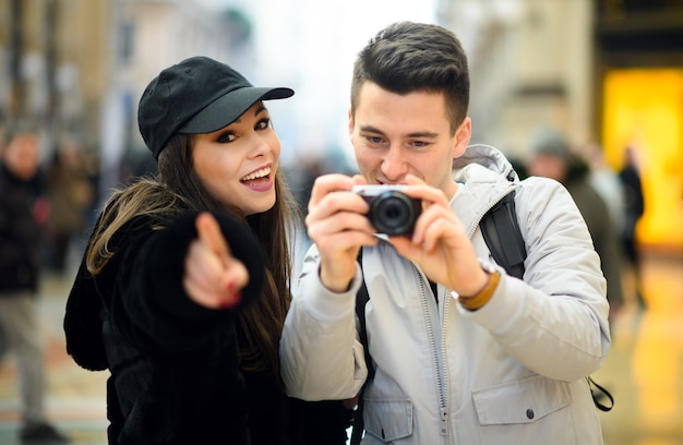 Jong koppel van toeristen fotograferen in de stad