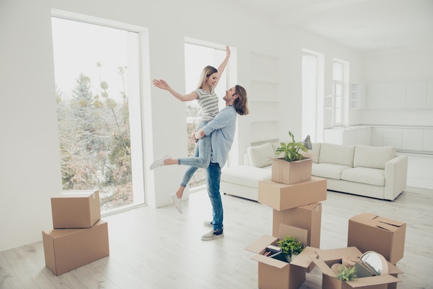 jong koppel verhuizen naar een nieuw huis