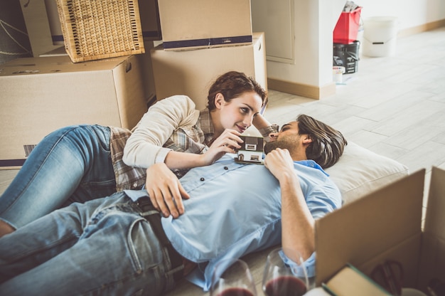 Jong koppel verhuizen naar nieuw appartement