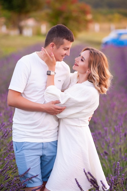 Jong koppel verliefd bruid en bruidegom trouwdag in de zomer. Geniet van een moment van geluk en liefde in