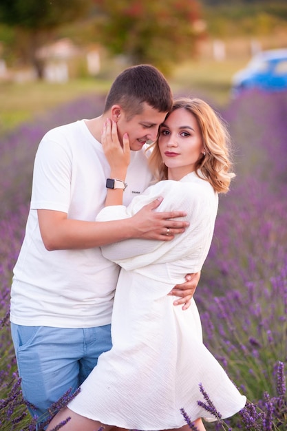 Jong koppel verliefd bruid en bruidegom trouwdag in de zomer. Geniet van een moment van geluk en liefde in