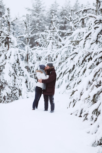 Jong koppel verliefd buiten besneeuwde winter