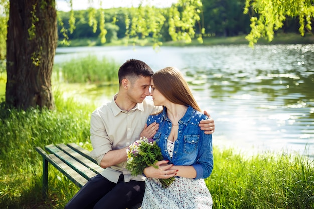 Jong koppel verliefd buiten. Prachtig sensueel buiten portret van jonge stijlvolle mode paar poseren in de zomer