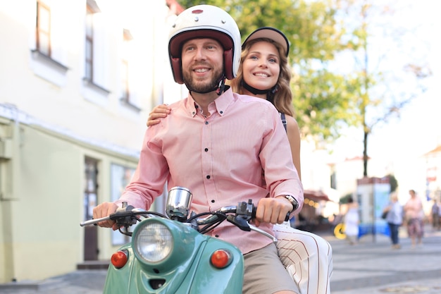 Jong koppel verliefd op een motor. ruiters die zich vermaken op reis. avontuur en vakanties concept.