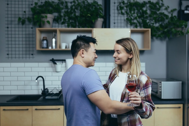 Jong koppel verliefd thuis vieren verjaardag man en vrouw knuffelen en dansen gelukkig jong gezin