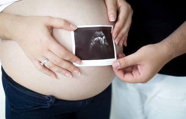 jong koppel verwacht baby met echografie van foetus