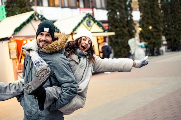 Jong koppel vieren valentijnsdag in de winter