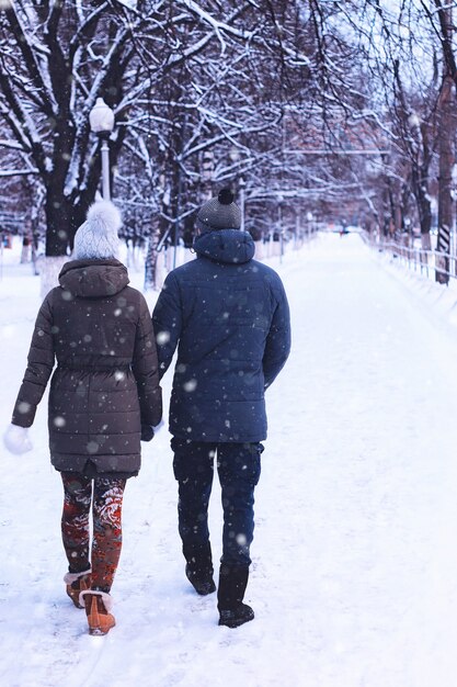 Jong koppel wandelen langs de weg winter