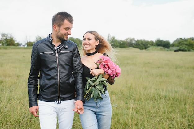 Jong koppel wandelen op een veld in de lente