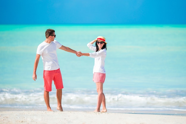 Jong koppel wandelen op tropisch strand