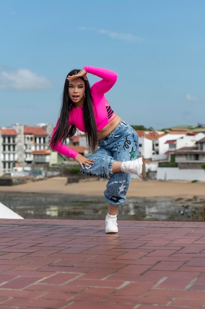 Jong latijns meisje dansen in de straat Panama - stockafbeelding
