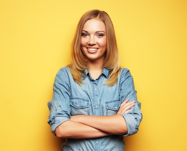 Jong leuk blond meisje over gele ruimte, studioportret