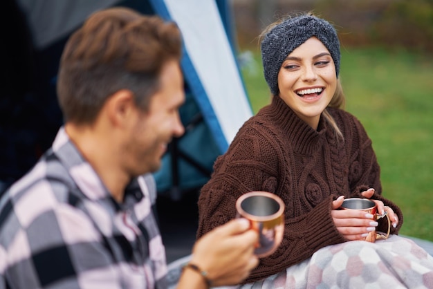 Jong leuk stel dat plezier heeft op de camping. Hoge kwaliteit foto