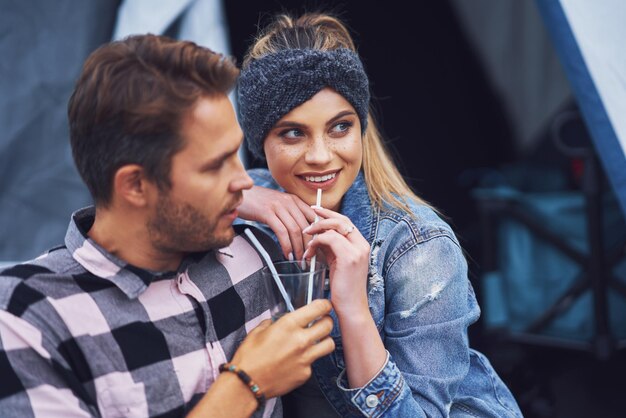 Jong leuk stel dat plezier heeft op de camping. Hoge kwaliteit foto