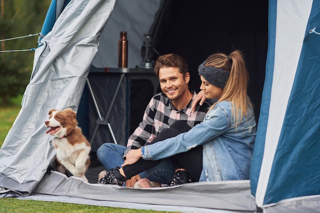 Jong leuk stel dat plezier heeft op de camping. Hoge kwaliteit foto