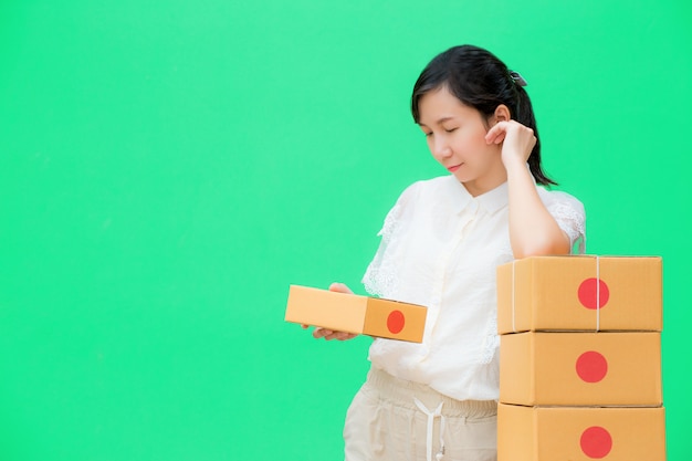 Foto jong meisje bereidt pakketdoos voor levering voor,