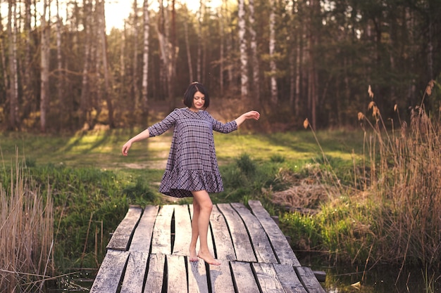 Foto jong meisje dansen in de natuur