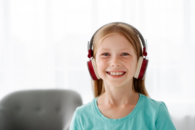 Jong meisje dat aan muziek luistert