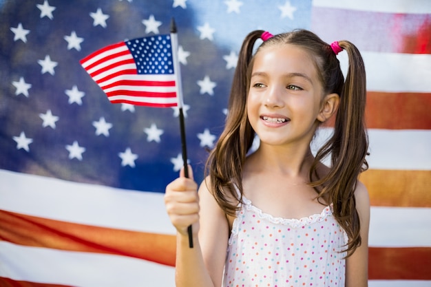 Jong meisje dat Amerikaanse vlag houdt