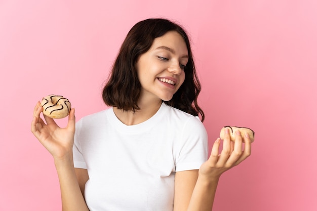 Jong meisje dat een doughnut houdt