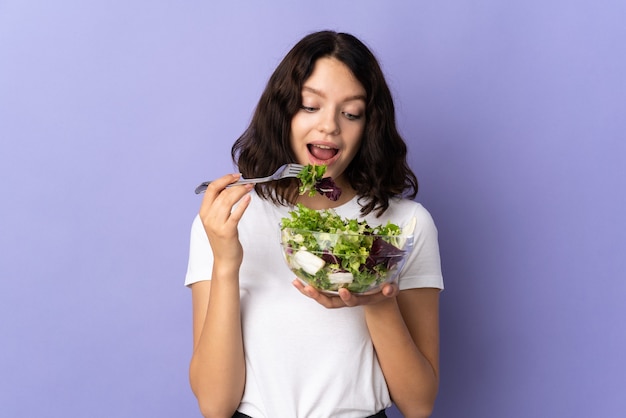 Jong meisje dat een salade houdt