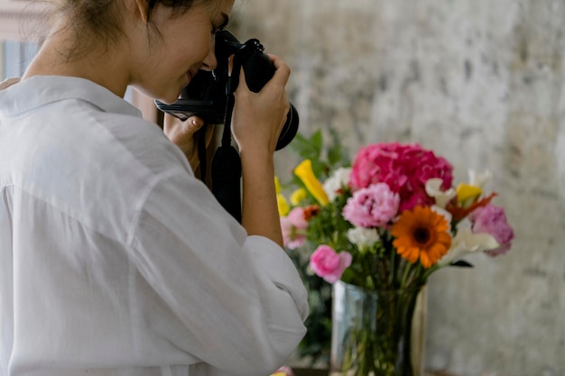 Jong meisje dat foto's maakt van bloemen