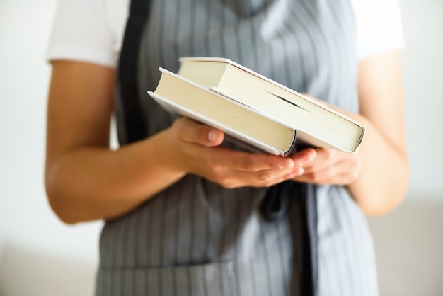 Jong meisje dat geopend boek leest.