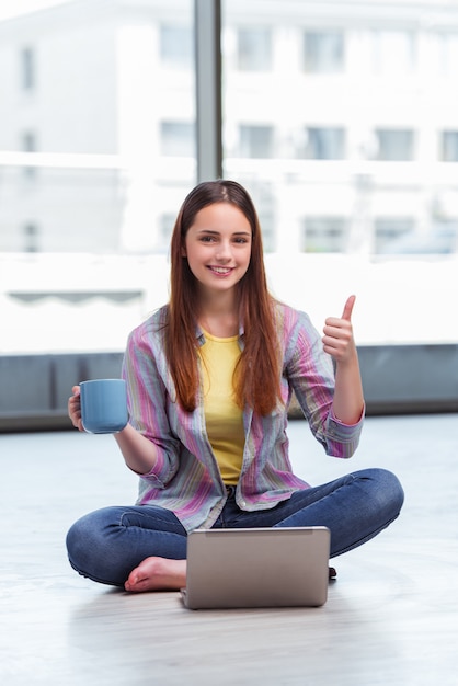 Jong meisje dat Internet op laptop surft