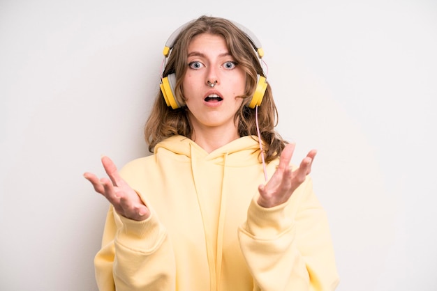 Jong meisje dat muziek luistert met haar koptelefoon