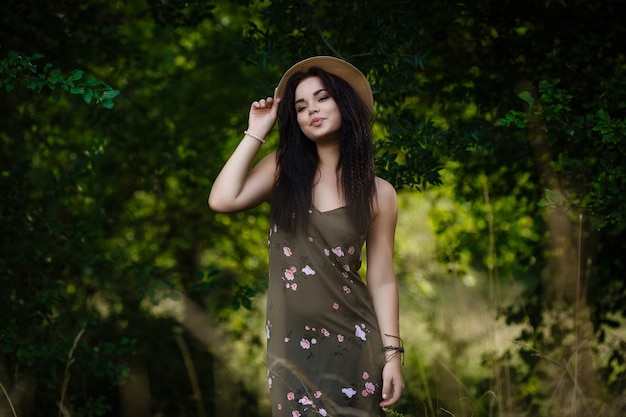 Jong meisje dat zich door de bladeren bevindt. Natuurlijke cosmetica. Mooi Vrouwengezicht Met Groene Installatie