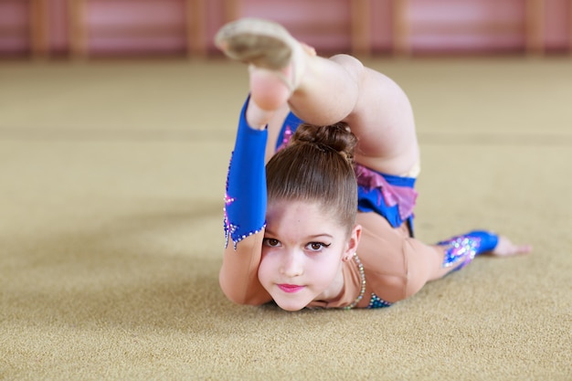 Foto jong meisje doet gymnastiek.