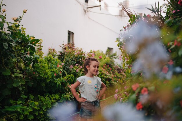 Jong meisje erg blij van de planten te genieten en ervan te leren
