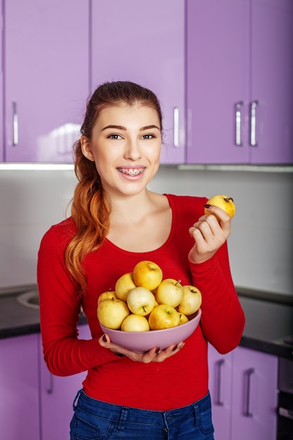 Jong meisje houdt een kom met appels