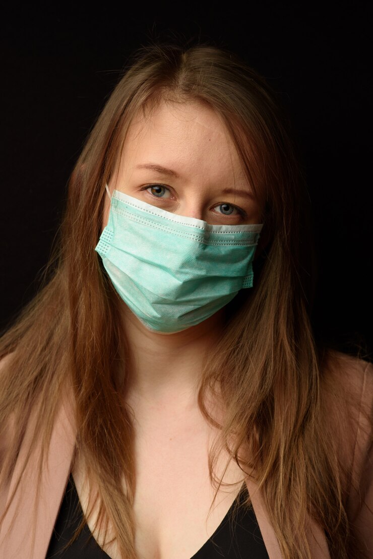 Jong meisje in een medisch masker.