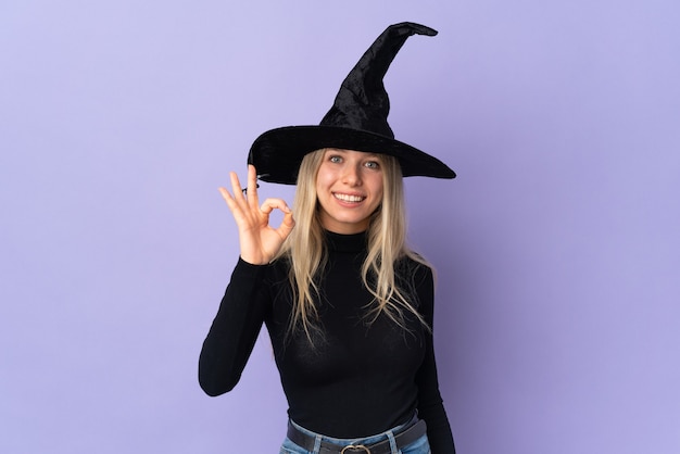 Jong meisje in halloween-kostuum