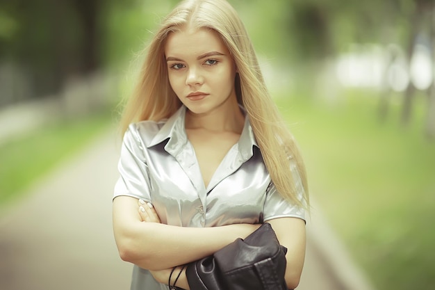 Jong meisje in herfstportret, blonde volwassene