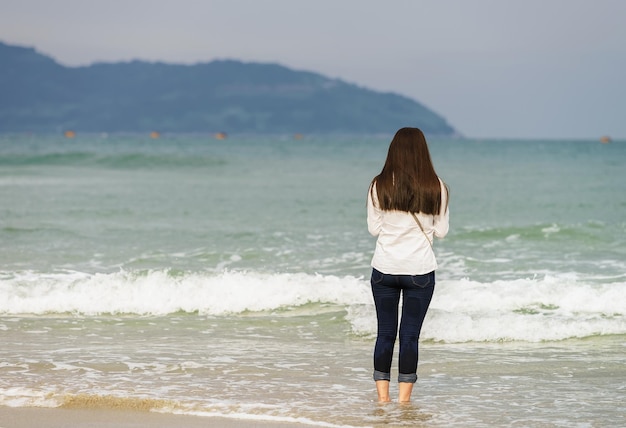 Jong meisje in het China Beach in Danang, in Vietnam. Geen gezicht