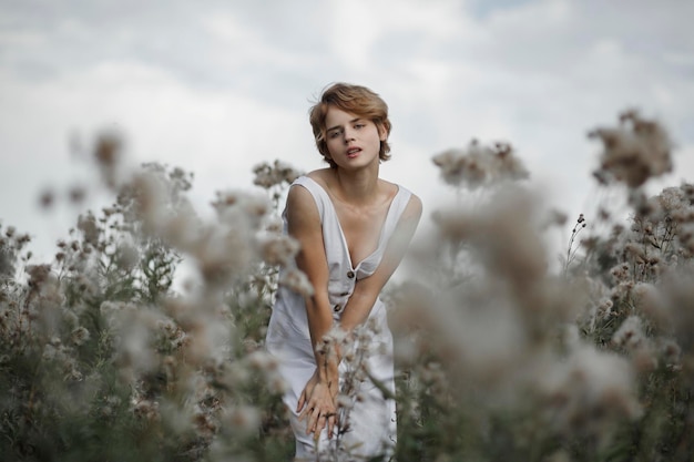 Jong meisje in witte jurk plattelandsportret van een vrouw