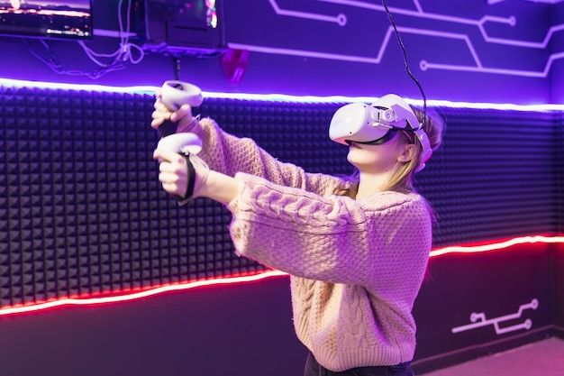 Jong meisje kind dat VR-spel speelt in een bril Cyberruimte en virtueel gamen Concept van het gebruik van moderne technologieën om te leren