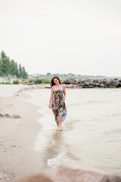 jong meisje loopt in de zee