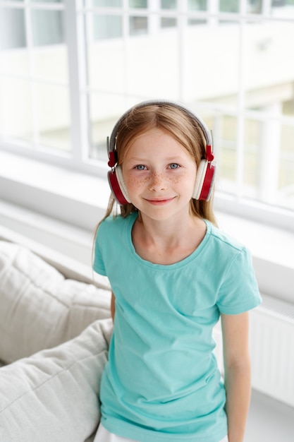 Foto jong meisje luistert naar muziek